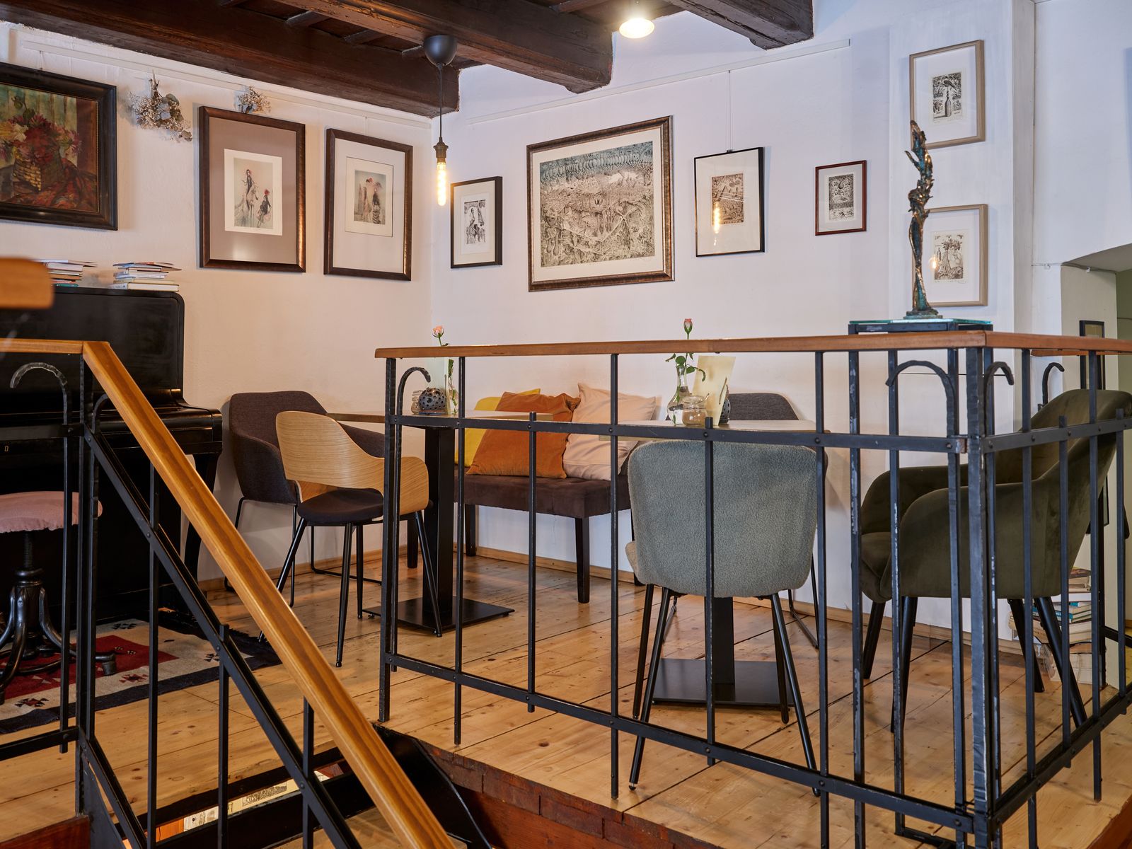 Poschodie s galerijnou stenou a sedením